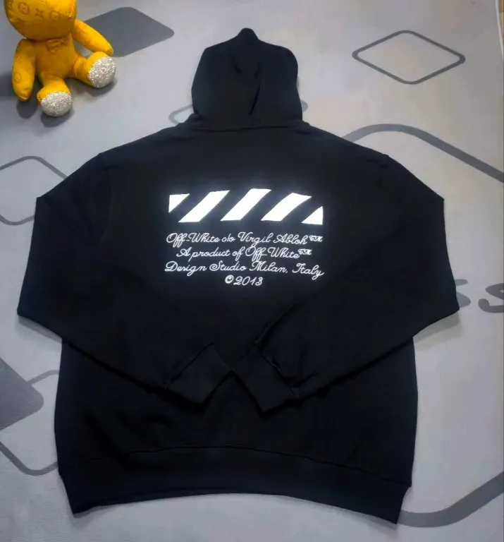 Top tested version OFF New No. 23 WHITE Hooded Sweatshirt OW Jacket Trendy Brand Couple Men's and Women's Hoodie As a street fashion art in the luxury ranks, off white has always attracted many fans with its classic logo and trendy creativity. Not only is it an understanding of fashion, off white also intuitively reflects ♻️ environmental awareness in many works, and treats the world gently.  The kangaroo pocket adopts a special machine crimping process with externally shaped wiring. The brim of the hat adopts a threaded design and is patterned more than 10 times. Can perfectly restore the original effect. Printing process, clear picture. The white glue base ensures the firmness of the printing, and machine washing is stress-free. The fabric is made of 480g terry cotton fabric with full drape.  Color: Black Size: XS-L P:410
